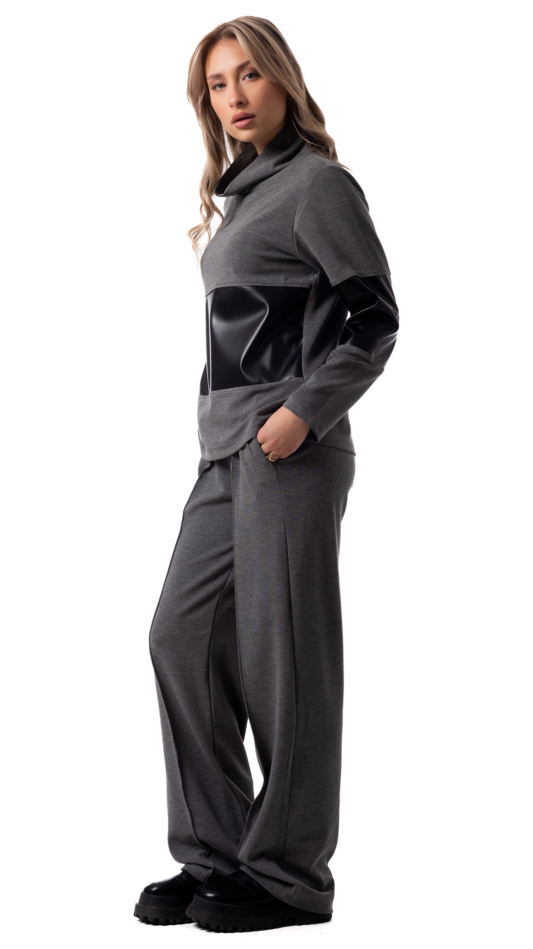 Friendly σετ φόρμας γυναικεία, φόρμα με δερματίνη, φαρδύ παντελόνι φόρμας, γκρι φόρμα, street style set. Call to Action Κάντε το δικό σας σήμερα και δώστε μια μοντέρνα πνοή στη γκαρνταρόμπα σας!